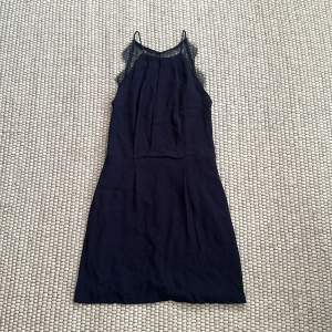 Sparsamt använd klänning från SamsøeSamsøe. Fin mörkblå färg med fina spetsdetaljer i ryggen. Perfekt för sommarens bröllop eller fest! 