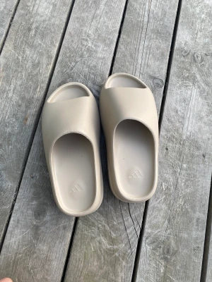Yeezy slides - Yeezy slides storlek 38-39. Säljer åt en kompis för dom var för små. Helt oanvända box ingår inte Pris kan diskuteras vid snabb affär
