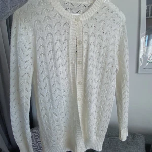 Kofta  - Jätte gullig kofta, så bra o ha nu på sommaren om det blir kyligt på kvällen💞storleken är typ en oversized S 