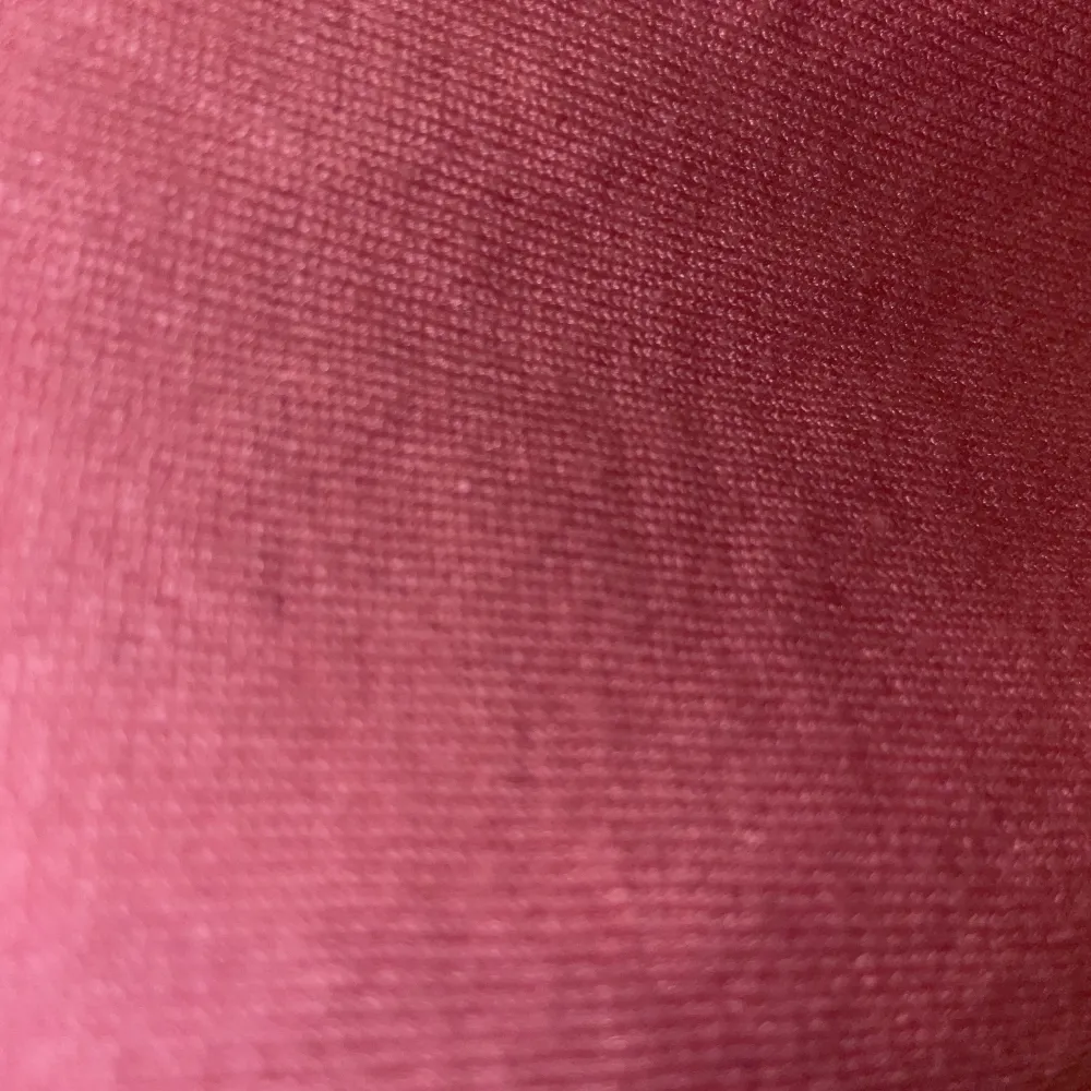 Suuupersöt rosa tröja! Jag köpte den secondhand för några månader sedan men den har inte kommit till användning särskilt ofta 🩷superfin färg nu när man är brunare!! 😇Färgen visar sig inte riktigt på bilderna… ska försöka ta bättre bild😘😘. Toppar.