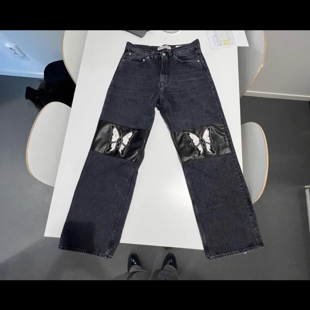 OL butterfly jeans, använda 1 gång nypris 3000. Jeans & Byxor.