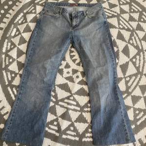 lågmidjade jeans som tyvärr inte passade mig kom privat för bilder när de sitter på midjemått ca 72-75 storlek S/M