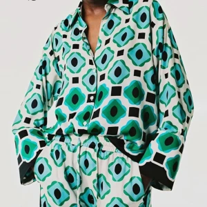 Mönstrad skjorta  - Mönstrad skjorta från zara i satin, fint skick!