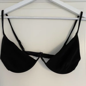 Svart bikiniöverdel Zara strl S - Svart bikiniöverdel med stel bygel, superfin knappt använd från Zara