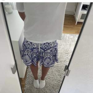 Säljer min mönstrade zara kjol i storlek S. Lånade bilder💞 om det är många intresserade startar jag en budgivning!🫶 Direktpris 400kr❤️ 