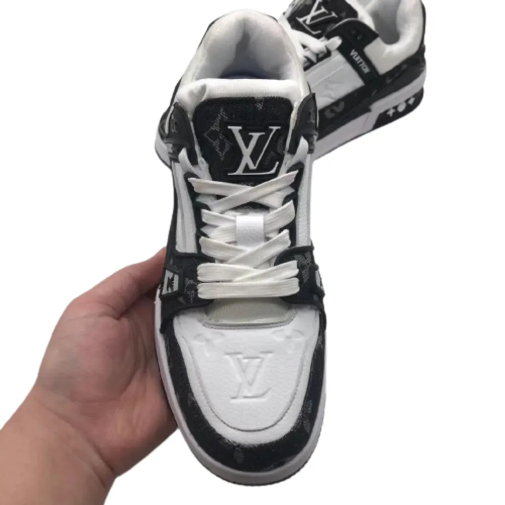 Helt nya LV sneakers som finns i nästan alla storlekar. Varan är 1:1 och beställts vid förfrågan. Skriv vid funderingar eller annat!. Skor.