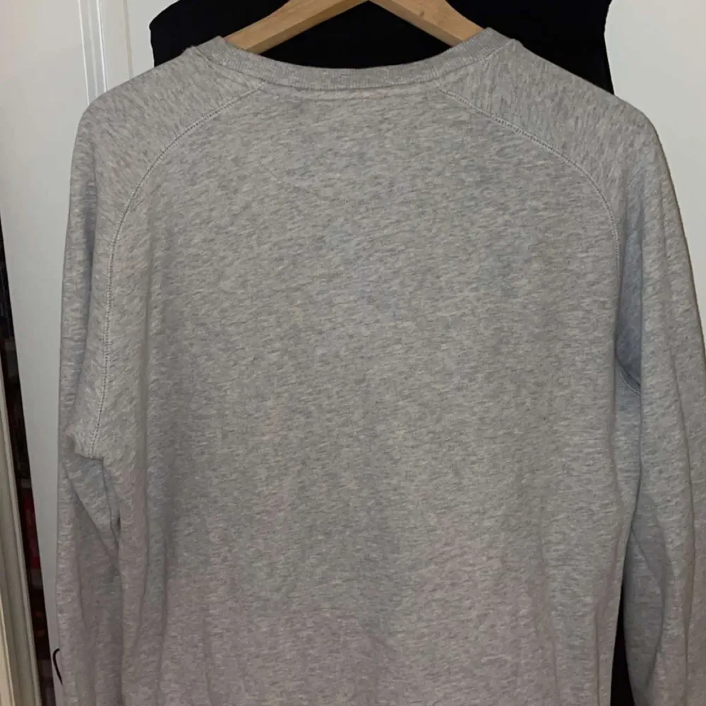En grå Morris tröja, storlek M, säljs för att den inte används. . Hoodies.