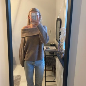 Offsholder tröja - Finatickad Offsholder tröja i din mörkbeige färg