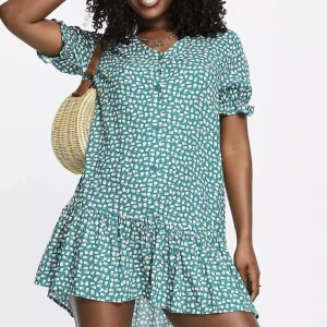 Blommig klänning - Säljer denna super fina sommarklänning från monki❤️