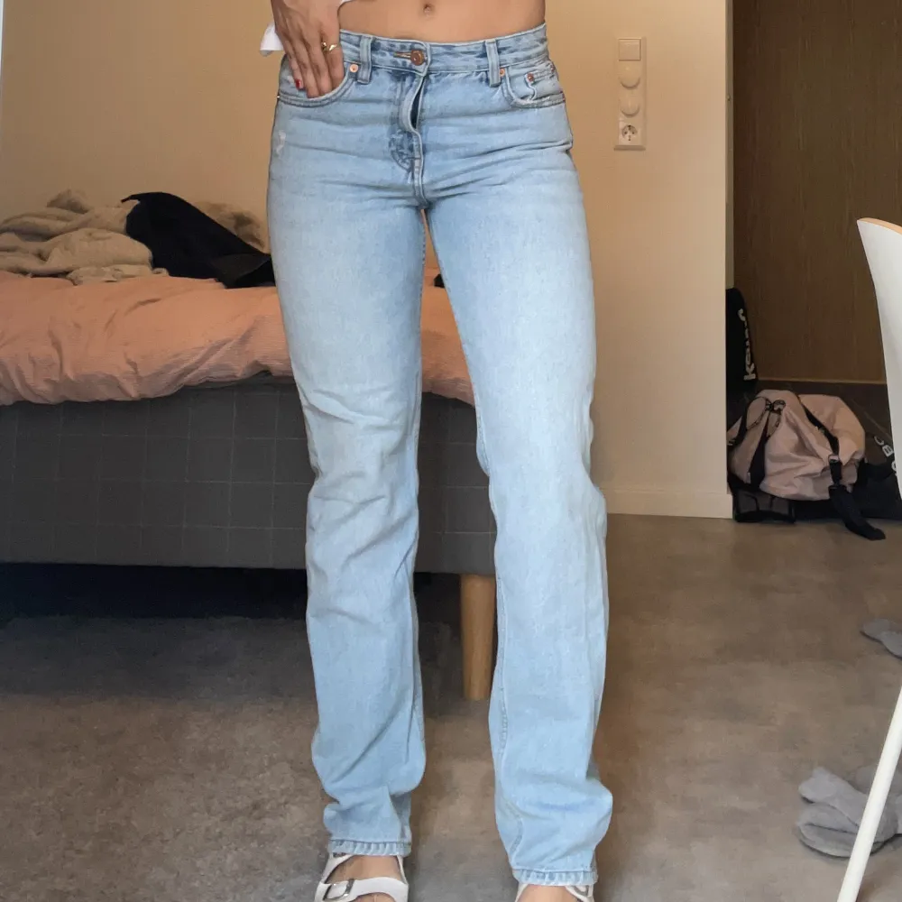 Ett par low/midwaist jeans från Pull&Bear som är slutsålda! Otroligt fina och är knappt använda. De är i storlek 36 men är ganska så tighta i rumpan och höfterna. Perfekt längd för mig som är 172cm! ❤️. Jeans & Byxor.