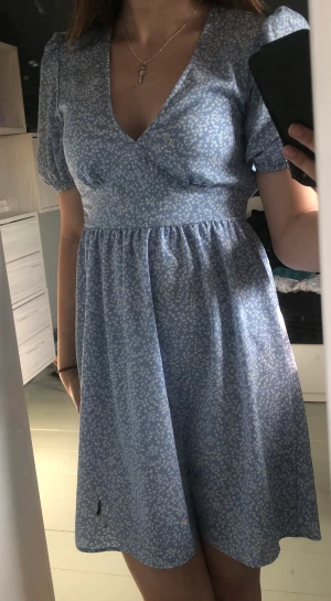 Söt sommarklänning - 120kr+frakt Använd en gång, tvättad efter. Passar bra på mig (164cm lång)  Små, vita blommor på (syns bra på bild 3) Smuts på bild 1 är från spegeln, inte på klänningen 