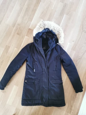 Nobis vinterjacka äkta päls - Säljer min vinterjacka i storlek S/M då den inte blir använd, bra skick och nypris är 10.990. 