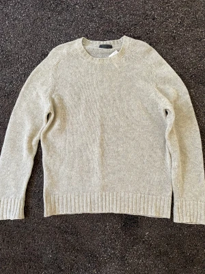 Saint Laurent & Prada tröjor - Två riktigt schyssta stickade tröjor från Saint Laurent och Prada.  På båda tröjorna står det 50 (Prada) och L (SL) men är själv S/M och då passar de perfekt lite oversized.  1750kr styck eller 3000kr tillsammans Hämtas i Bromma eller mötas i närheten