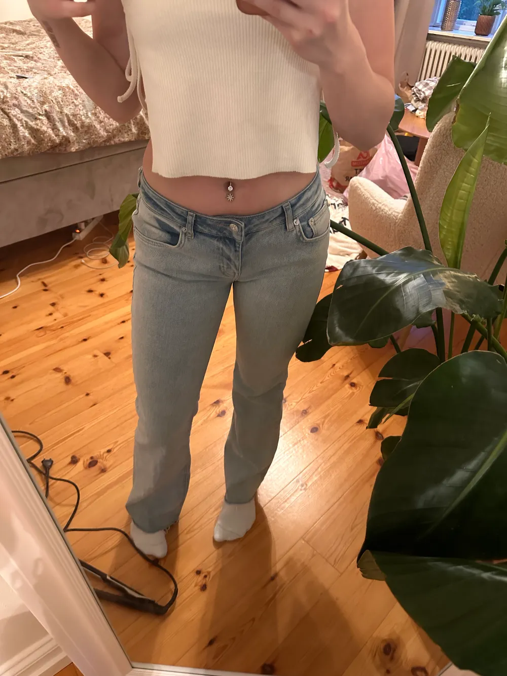 Lågmidjade bootcut jeans från NA-KD, ljusa och mycket raka (flare) de satt mycket bra på mig som har storlek s/m, väldigt stretchiga och bekväma!💖. Jeans & Byxor.