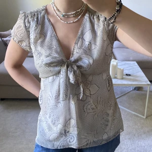 Topp - Söt topp med knyte fram !!