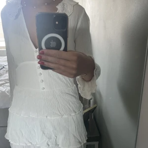 Klänning - Jag säljer den klänning från zara i storlek XS men den känns som en storlek XXS