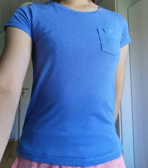 Blå t-shirt - Superfin blå t-shirt med en liten ficka som en fin detalj. Använd, men superbra skick! Perfekt till sommaren ☀️ Material: 50% bomull, 50% viskos