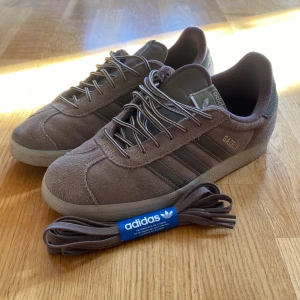 Adidas Gazelle  - Snygga bruna Adidas Gazelle Storlek 37 1/3. Köptes i April. Använda bara några gånger. Följer med två olika skosnören :)