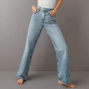säljer dessa jeansen i straight leg model från gina tricot, strl 36❤️ obs! jeansen på bilden är inte exakt samma eftersom mina jeans har silverknapp och inte kopparfärgat. dom såg identiska ut annars! kom privat för fler egna bilder!❤️