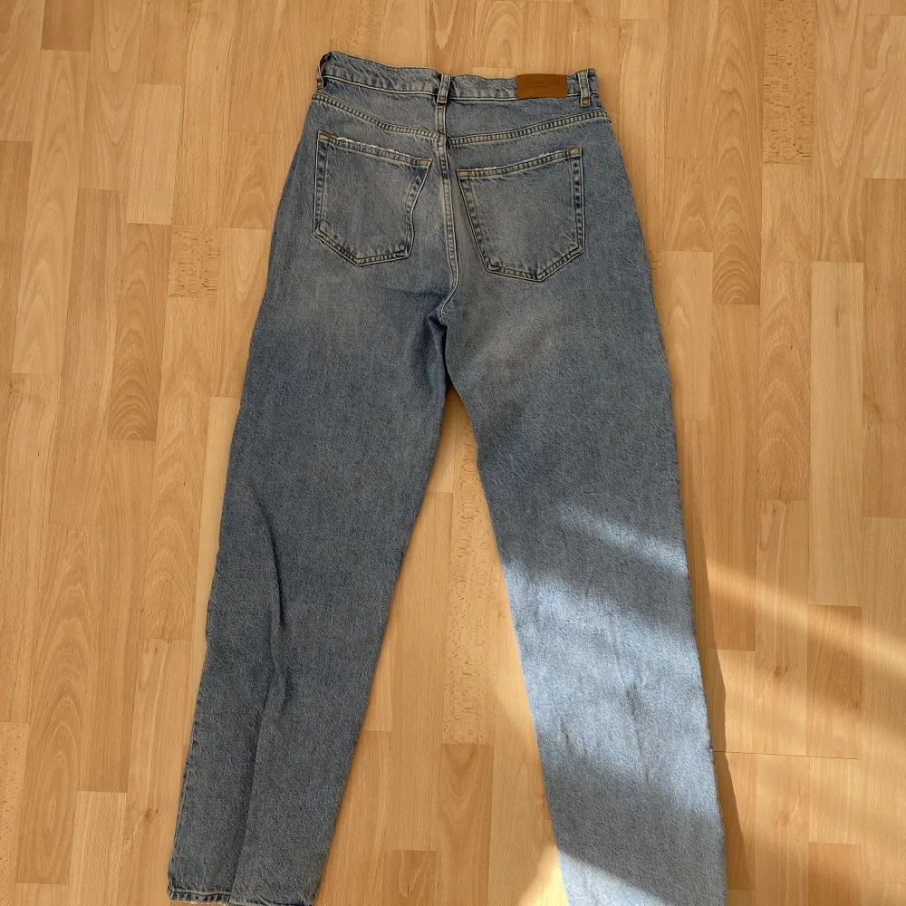 Dessa jeans har en medelhög midja och är i en rak modell. Säljer då de blivit för små för mig 💕Man kan känna på jeansen att de har använts, men inget man tänker på när man ser plagget! . Jeans & Byxor.