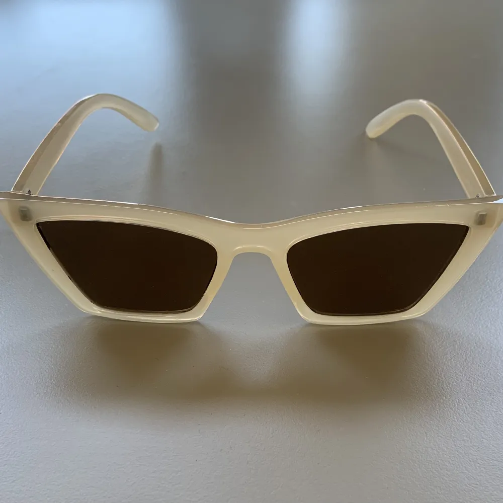 Snygga solglasögon från monki, oanvända ✨ Bild 3 är tagen från hemsidan och visar modellen men  en annan färg ✨. Accessoarer.