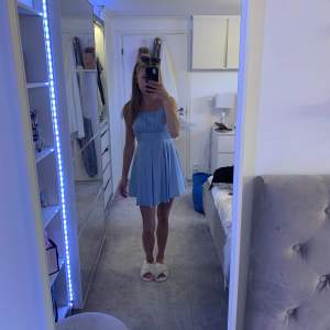 Säljer denna gulliga satinliknande klännibgen i ljusblått. Veckat tyg längst upp och faller så snyggt längst benen. Jättefin till sommaren!💕💕
