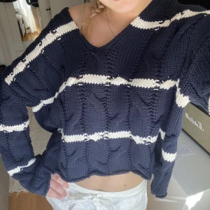 Stickad tröja - Jättemysig stickad tröja från zara, använd en gång. Passar perfekt att dra över en klänning eller topp en sommarkväll😇😇