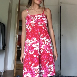Klänning!🌸🌺 - Klänning köpt second hand, mycket bra skick. Står ej storlek men uppskattar att den passar XS-M beroende på önskad passform. Jag har XS/S 