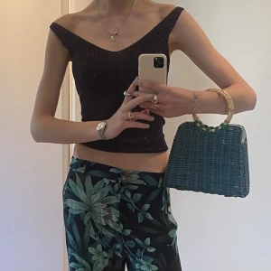 Fest topp - Verkligen as najs runt stickad glittrigt linne!!! Så basic men ändå så snyggt😍😍 Passar verkligen till allting!!! Perfekta fest tröjan till sommaren💓💓