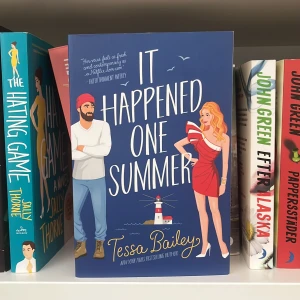 It happened one summer bok - Läst en gång, mycket bra skick💕 titta gärna på min profil där jag säljer fler böcker, går ner i precis vid köp av flera böcker samtidigt💗 