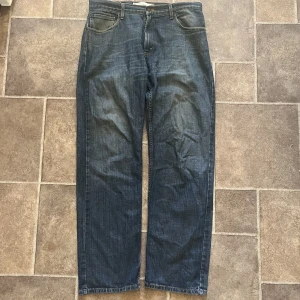Vintage levis 569 - Vintage levis 569. Modellen är ”relaxes straight”, som en vintage 501 men något vidare. Storlek 34/34. Schysst skick förutom ett litet hål baktill (se bild 3) och att levis lappen har en reva. 