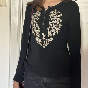 Dolce&Gabbana - Superfin svart cardigan från märket Dolce&Gabbana🖤 Tröjan är i bra skick! 