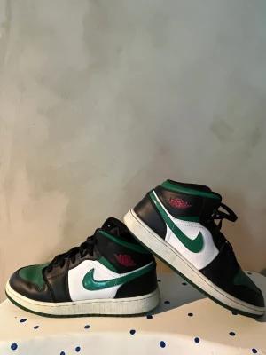 Jordan Mid - Säljer ett par härliga Jordan Mid i grönt! 
