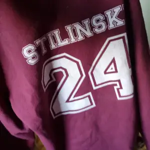 En vinröd Teen Wolf hoodie i storlek S men sitter hyfsat löst på. Den har Stiles Stilinski namn och nummer på baksidan.  Använt fåtal gånger och i bra skick. Kan diskutera/sänka priset.