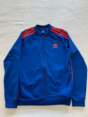 Adidas tröja (V-neck) - En adidaströja, nästan oanvänd och med v-krage. Storleken är i barnstorleken: 13-14Y, 160 cm, motsvarar kanske XXS.