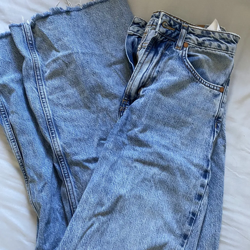 Ett par vida jeans från bikbok, köpte för ett eller två år sedan, de är ganska använda och hålen i knäna är lite större än från början men skulle inte säga att det är dåligt skick på de! . Jeans & Byxor.
