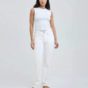 Säljer mina vita mid-rise jeans från bikbok, de är väldigt snålt använda! Det går bra att buda eller att köpa direkt för 400kr, inköpspriset ligger på 700kr!💕💕