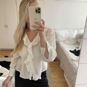 Vit volangblus - Vit blus i linne med volang