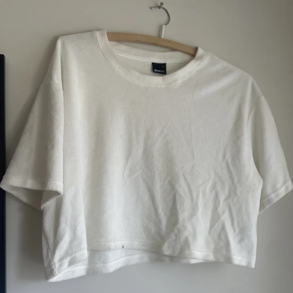 Mysig vit kort t-shirt från ginatricot . T-shirts.