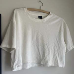Mysig vit kort t-shirt från ginatricot 
