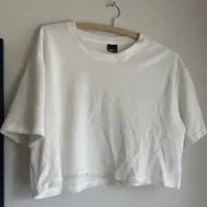 Mysig vit kort t-shirt från ginatricot 