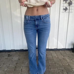 Jeans  - Helt oanvända jeans från Nelly.com. Tyvärr för korta för mig (172cm), men hur snygga som helst. 