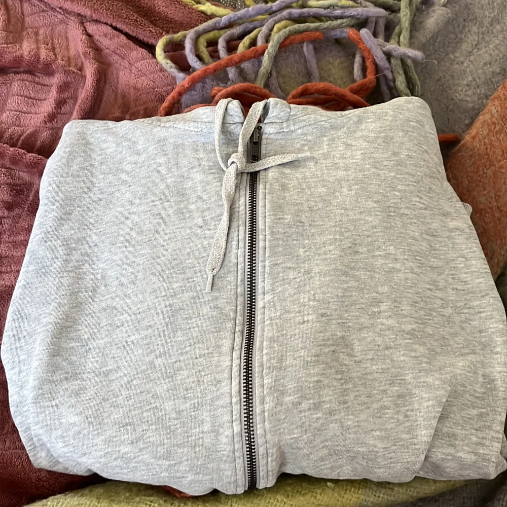 En grå tjocktröja med dragkedja från BikBok i strl S. Inte använd så mycket och inga skador. . Hoodies.