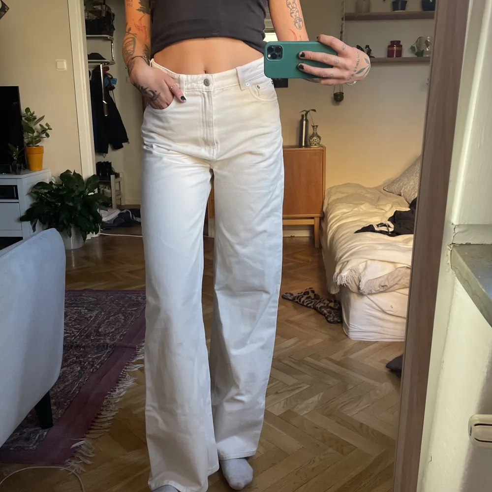 Säljer dessa otroligt snygga jeans från weekday i modellen Ace, de är långa i benen. Knappt använda! . Jeans & Byxor.