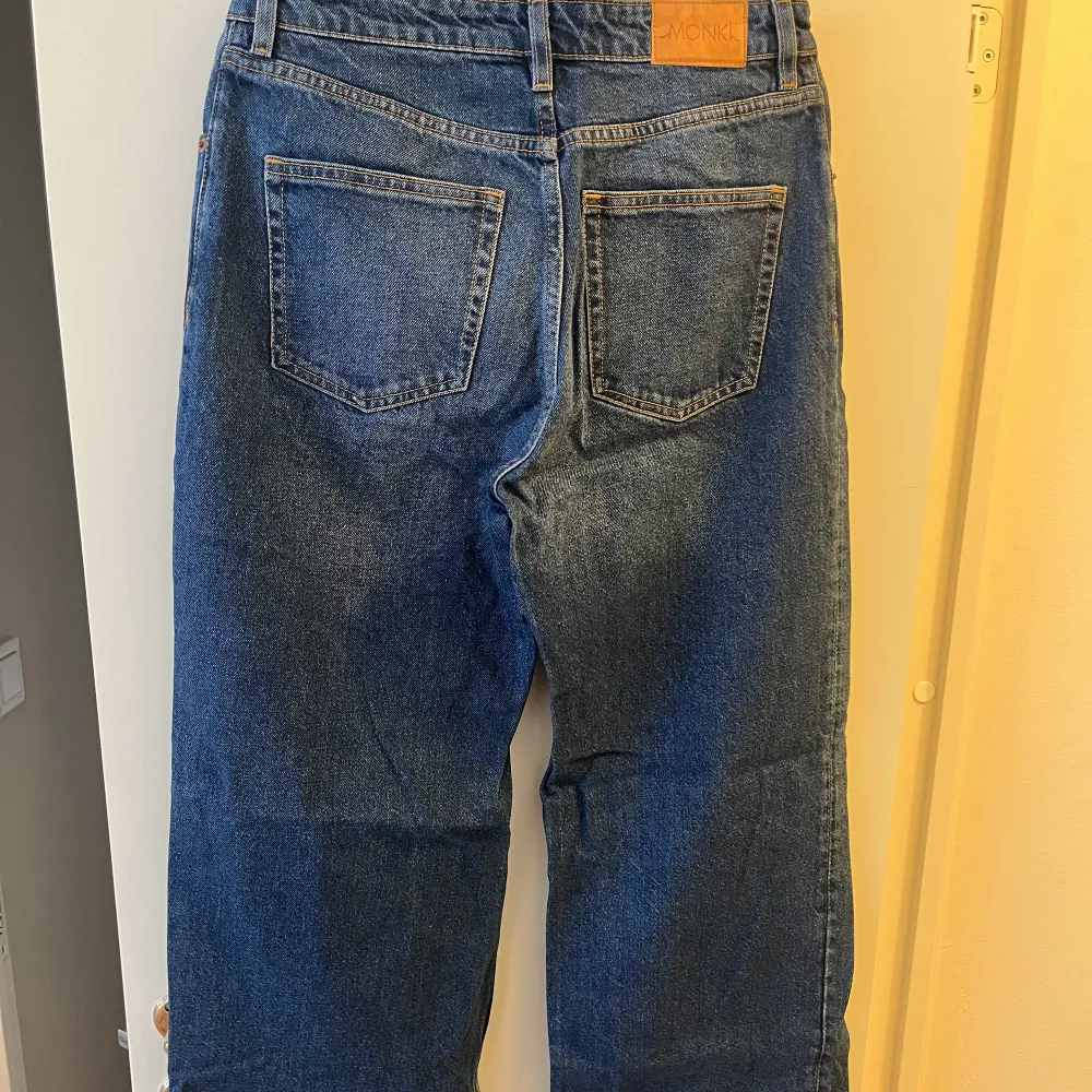 Jätte fina monki jeans i mörkblått som är i väldigt bra skick. Använd ett par gånger! Frakt kostar 89kr!!!!. Jeans & Byxor.