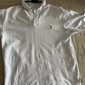 Liverpool 90’ tals retro polo Shirt - grå M - Sälja min Liverpool 90’ tals polo shirt. (Finns 3 små håller på baksidan, syns nästan inte.