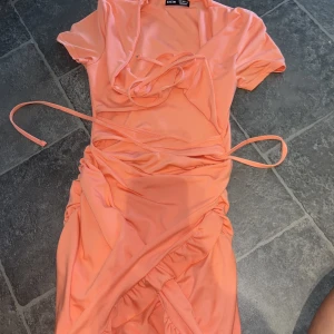 Klänning  - Knyter 2 gånger vid magen