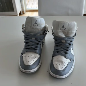 Nike air jordan 1 mid - Dom är ganska använda. Anledningen till att jag säljer dom är att dom har blivit försmå. Nypris 1800kr. 