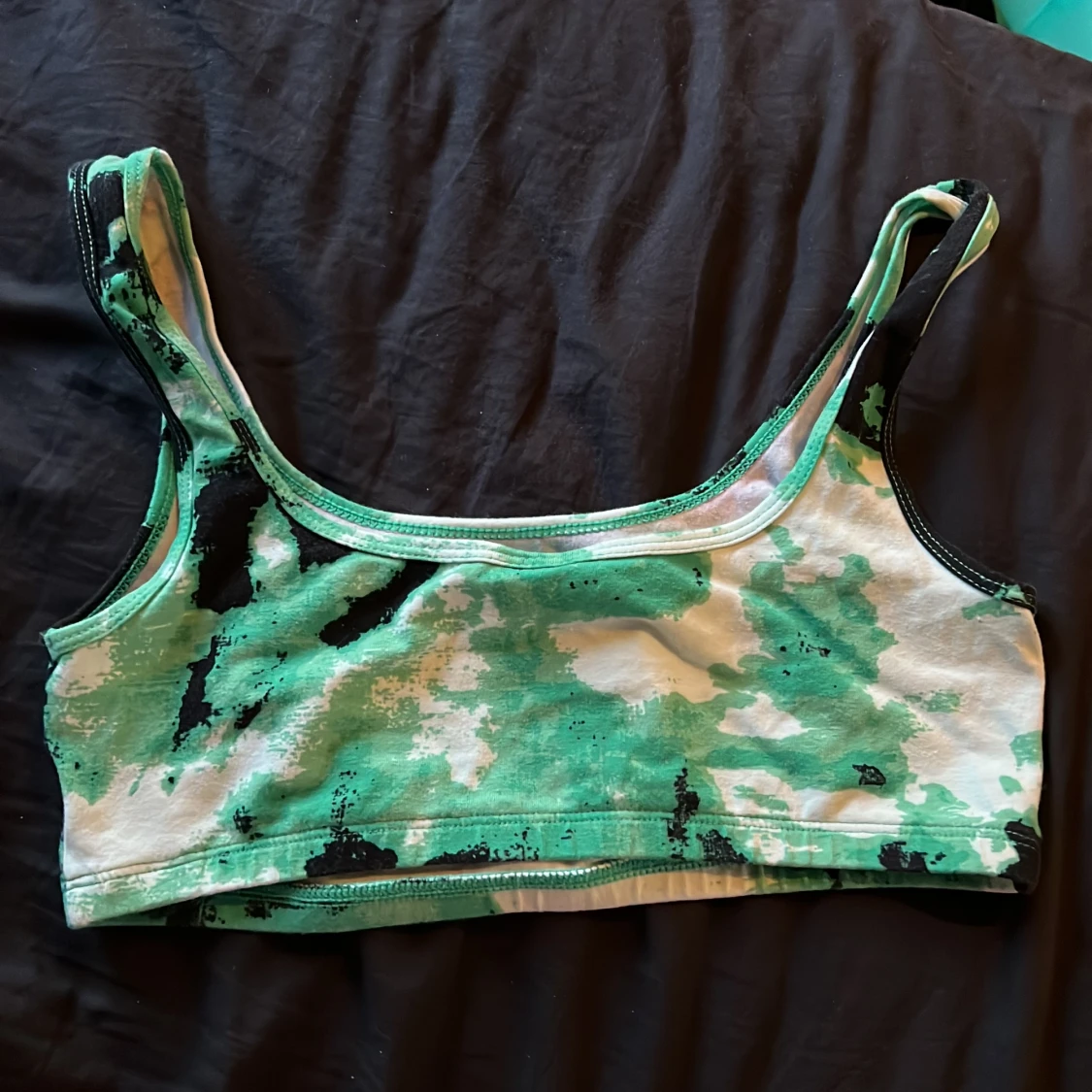 Grön svart vit topp  - 90