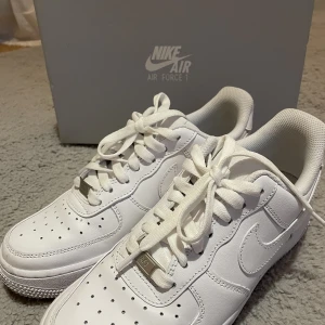 Nike air force 1 low  - Säljer dom här helt nya air force för att dom är tyvärr för stora. Dom är använda en gång för utomhus men annars helt nya och dom är i storlek 38.5! Kontakta vid frågor 💘